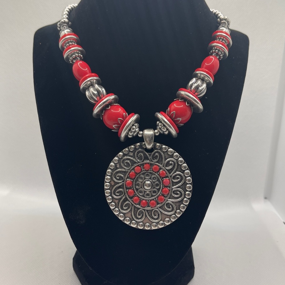 NEW ARRIVALS STATEMENT NECKLACE